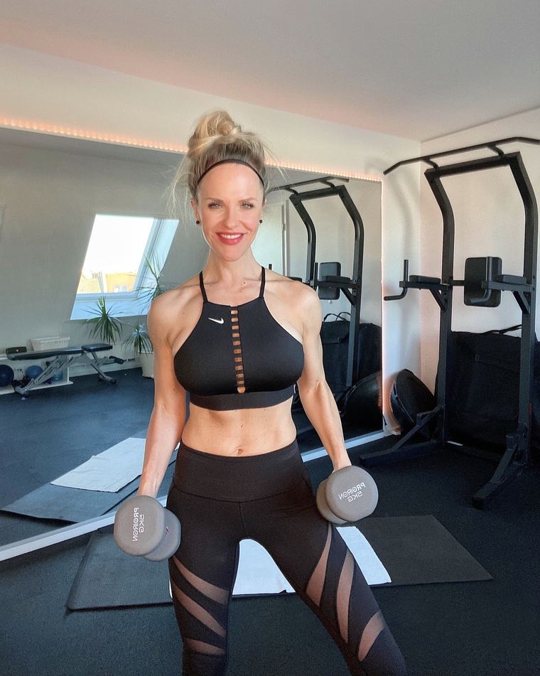 Personal Trainerin Dany Dobner mit Kurzhanteln in ihrem Trainingsstudio